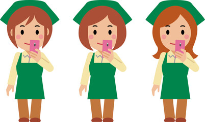 スマホを見る緑エプロンの若い女性