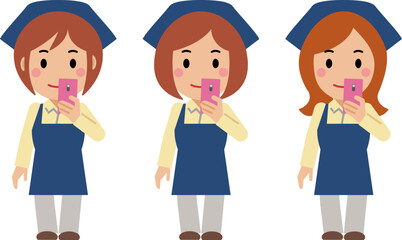 スマホを見る紺色エプロンの若い女性