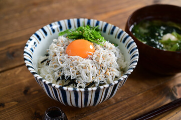 しらす丼とみそ汁