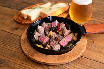 ステーキアヒージョとトースト