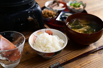 ご飯と小鉢、みそ汁