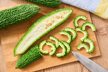 まな板でカットしたゴーヤ｜下ごしらえ・調理工程のイメージ