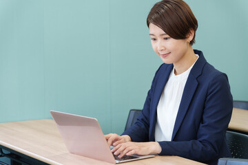 ノートパソコンを使うビジネスウーマン