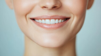 Obraz premium Young woman smiling in studio with bright background