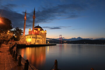 Obraz premium The building, also known as the Büyük Mecidiye Mosque, is located at the northern end of Ortaköy Iskele Square.