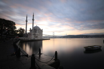 Obraz premium The building, also known as the Büyük Mecidiye Mosque, is located at the northern end of Ortaköy Iskele Square.