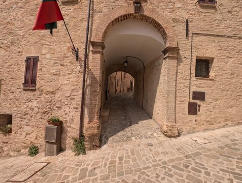 suggestivo ingresso ad arco che d&agrave; accesso a un vicolo interno di un borgo antico