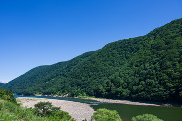 川幅を狭めた渇水の最上峡