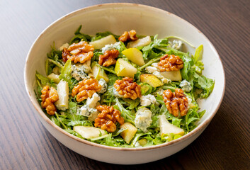 healthy fall salad with arugula pear cheese and candied walnuts