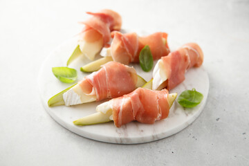 Pear with ham and cheese