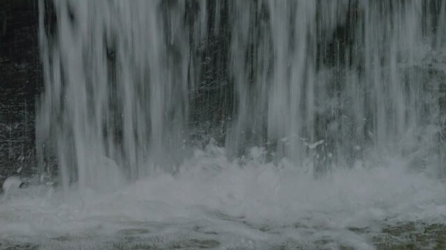 こもでしの滝（愛知県豊田市葛沢町）夏の風景
