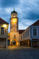 Obraz premium Stadtturm und Altstadt, Kulturhauptstadt 2026, Trenčín, Slowakei