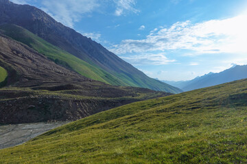 Fototapeta premium キルギス_バルスコオン-ドングルメ川沿いのトレイル