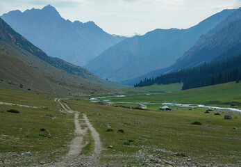 キルギス_ジュク川沿いのトレイル