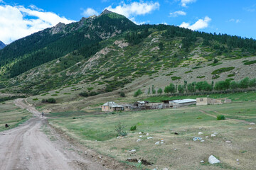 キルギス_ジュク川沿いのトレイル