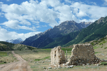 キルギス_ジュク川沿いのトレイル