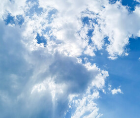 Fototapeta premium Bright blue sky filled with fluffy white clouds, creating a serene and tranquil atmosphere, showcasing the beauty of nature and the vastness of the open sky, inviting peaceful contemplation