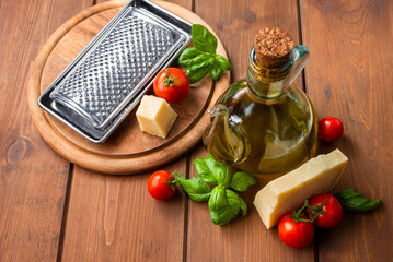 Pomodorini freschi, olio extravergine d'oliva, parmigiano e basilico fresco, cibo italiano 