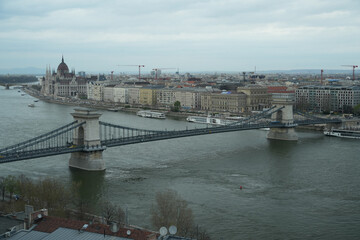 Fototapeta premium ハンガリー_ブダペスト_ブダ城から見るセーチェーニ鎖橋と国会議事堂