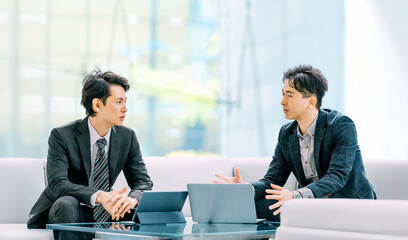 打ち合わせをする2人の男性ビジネスマン