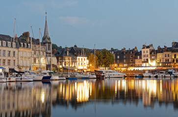 Fototapeta premium port de honfleur, dans le département du Calvados, en région Normandie