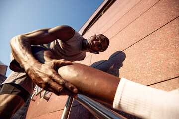 Obraz premium Dedicated athlete stretching outdoors during an intense fitness routine for flexibility