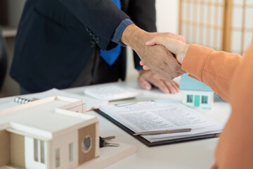 Obraz premium Real Estate Agreement. Professional shaking hands with a client after a successful meeting.