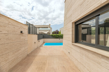 Multifunctional outdoor space at the heart of the home, combining a dining area, a lounge, and a pool that completes the whole without dominating it