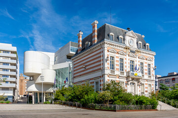 Vue extérieure de l'ancien hôtel de ville de Bagnolet, France, avec la nouvelle mairie moderne à l'arrière-plan, dans le département français de Seine-Saint-Denis