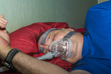 Schlafender Mann mit einer CPAP - Maske