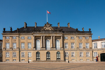 Obraz premium One of the four magnificent rococo palaces that make up the Royal palace Amalienborg in Copenhagen, Denmark, the official residence for the Danish royal family.