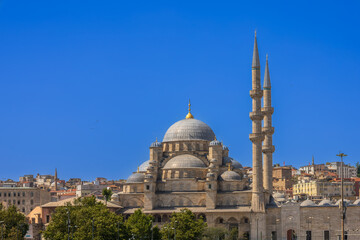 Obraz premium New Mosque with Domes and Minarets in Istanbul under Clear Blue Sky
