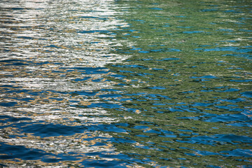 Wasseroberfläche mit Spiegelungen