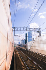 Naklejka premium A train is on the tracks in front of a building