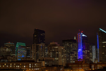 Obraz premium City skyline glowing with peace lights