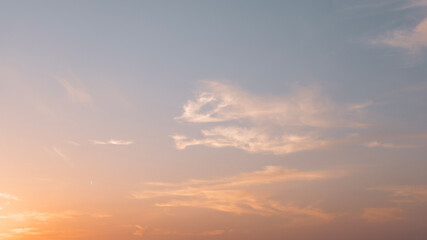 Obraz premium sunset sky, cloudy sky, simple photos of sky, antenna, roof, clouds