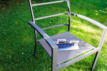 Zeitschrift auf Gartenstuhl