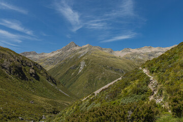 Fototapeta premium ニュージーランド アーサーズ・パス国立公園のオティラ・バレー・トラックから見えるテンプル山