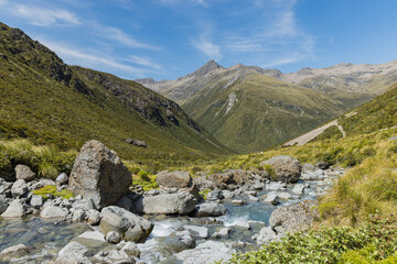ニュージーランド　アーサーズ・パス国立公園のオティラ・バレー・トラックから見えるテンプル山