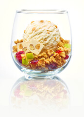 Eiskugel Vanille Walnuss mit Nougatwuerfeln Nuessen und Fruechten in Glas, Eiscreme, Nüsse, Dessert, Nachtisch, 