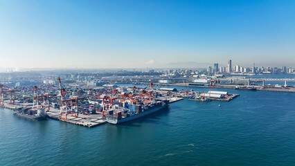 港湾コンテナヤードのドローン空撮
