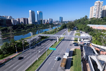 Obraz premium Aerial view of Marginal Pinheiros alongside Rio Pinheiros in Sao Paulo showcasing the urban landscape. Residential and commercial buildings in Sao Paulo