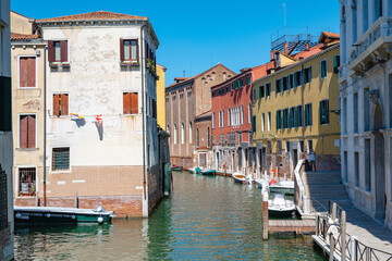 Dia com poucos turistas durante onda de calor em Veneza, Itália. Foto de arquitetura da cidade e seus encantos.