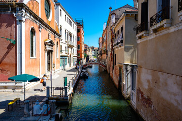 Homem em gôndola levando turistas para passear  durante onda de calor em Veneza, Itália.