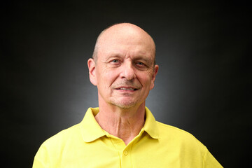 Obraz premium Portrait of a senior man in a vintage Harcourt style lighting