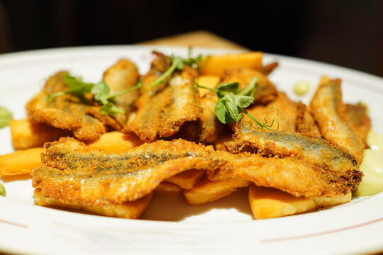 Piatto tipico della Liguria, Acciughe fritte con panissa