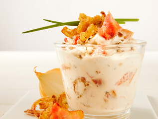 Frischkäsecreme Aufstrich mit Bacon Zwiebel und Schnittlauch