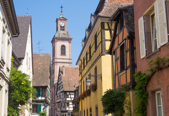 Situé au cœur du vignoble alsacien, Ribeauvillé fait partie des plus beaux villages du Haut Rhin en Alsace . Typique avec de nombreuses maisons colorées à colombages.	
