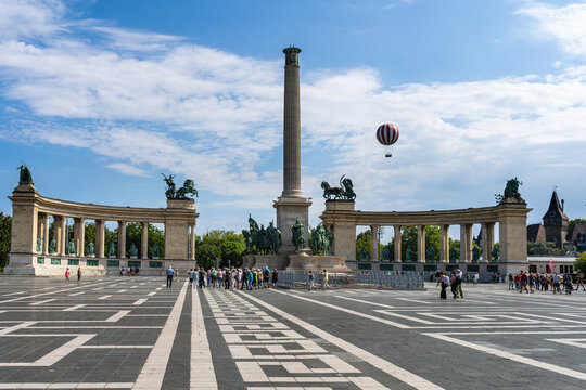 Monumento del millenario in piazza degli eroi a Budapest, Ungheria, con mongolfiera