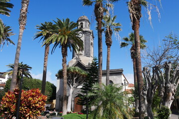 Parkanlage vor Kirche in Puerto de La Cruz auf Teneriffa